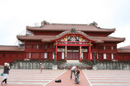修学旅行へ首里城へ
