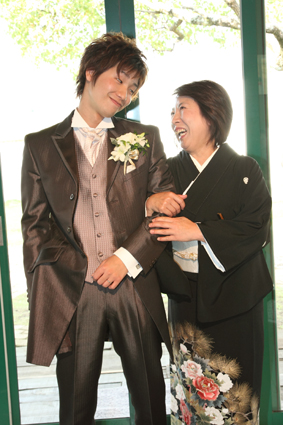 倉敷,岡山のレストランウエディングは佐藤写真館へ。お母さんがエスコート