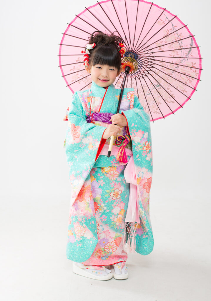 7歳の七五三は着物で傘をもって素敵に撮りましょう☆